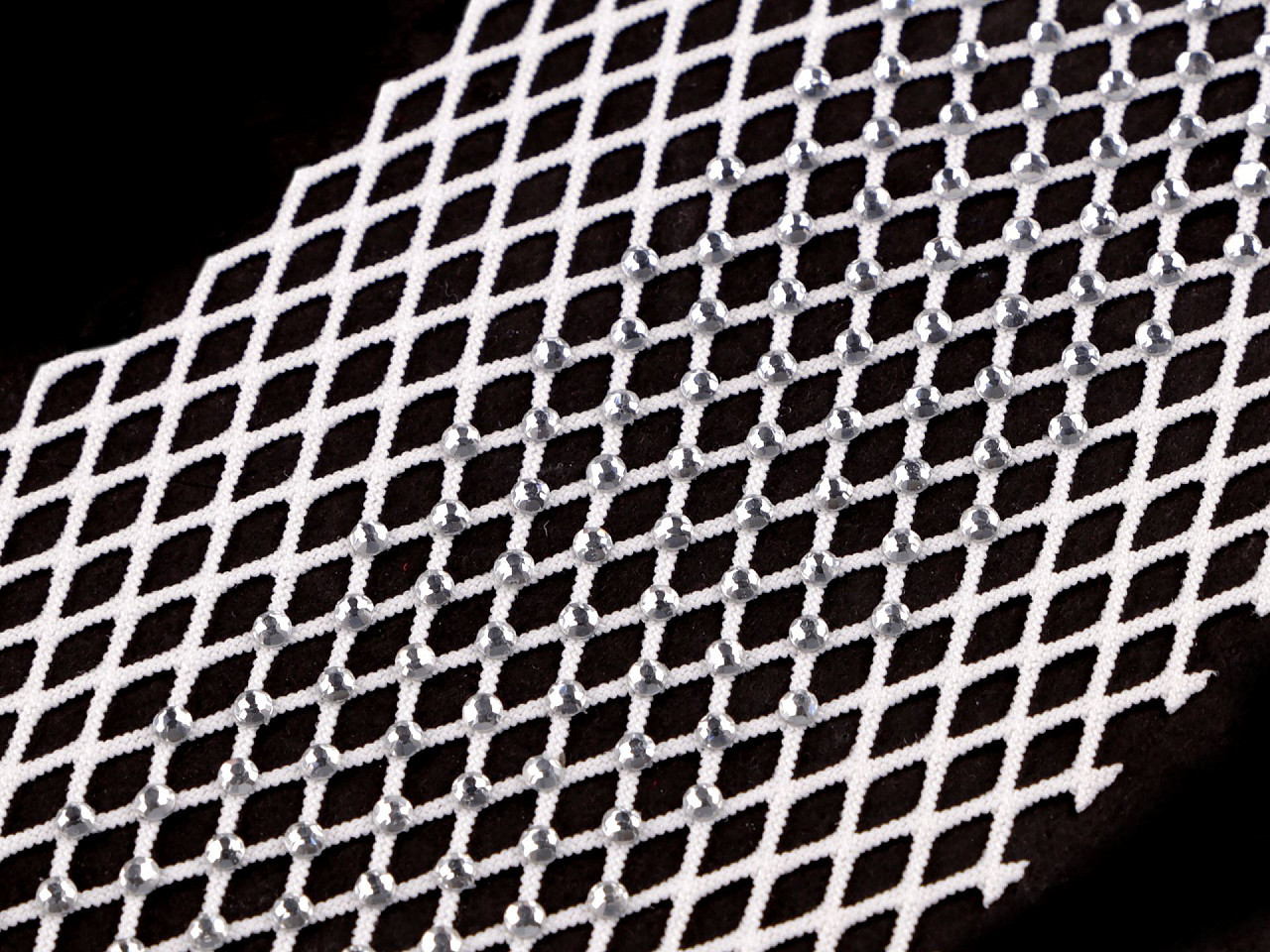 Pružná síťovina / prýmek / vsadka s broušenými kamínky šíře 75 mm, barva 1 bílá crystal