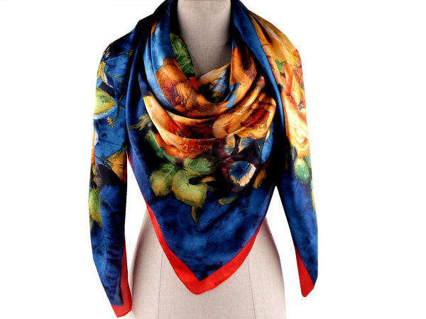 Velký saténový šátek s květy 130x135 cm